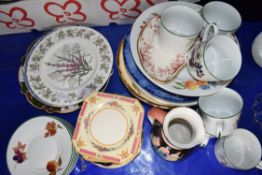 MIXED LOT COMPRISING CERAMICS TO INCLUDE ROYAL WORCESTER EVESHAM VALE PATTERN CUPS AND SAUCERS,