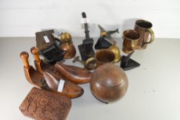 MIXED LOT COMPRISING VARIOUS WARES TO INCLUDE COPPER TANKARDS, VINTAGE AA BADGE, SHOE STRETCHERS,