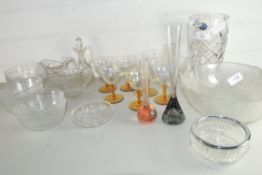 MIXED LOT: 20TH CENTURY GLASS WARES TO INCLUDE BOWLS, DRINKING GLASSES, VASES ETC