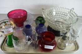 MIXED LOT OF GLASS WARES TO INCLUDE CRANBERRY GLASS BOWL, VASES, BOWLS ETC