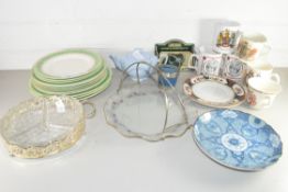 MIXED LOT: CERAMICS TO INCLUDE VICTORIA POTTERY PLATES, ROYAL COMMEMORATIVE MUGS, GLASS DISHES ETC
