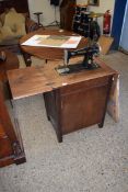 VINTAGE SINGER SEWING MACHINE IN FITTED WOODEN CABINET