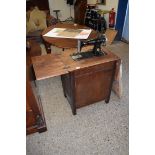 VINTAGE SINGER SEWING MACHINE IN FITTED WOODEN CABINET