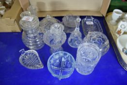 MIXED LOT: SMALL GLASS VASES AND DISHES