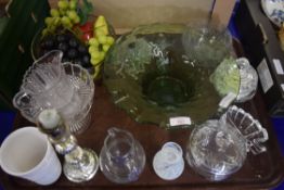 TRAY OF MIXED GLASS WARES TO INCLUDE BOWLS, JUG, VASE ETC