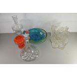 MIXED LOT COMPRISING GLASS WARES TO INCLUDE SHIPS DECANTER, COLOURED GLASS BOWLS, MARBLE GLASS