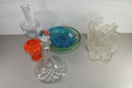 MIXED LOT COMPRISING GLASS WARES TO INCLUDE SHIPS DECANTER, COLOURED GLASS BOWLS, MARBLE GLASS