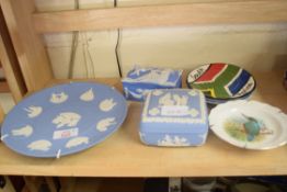 MIXED LOT COMPRISING WEDGWOOD JASPERWARE AND OTHER CERAMICS TO INCLUDE DECORATED PLATE, TRINKET