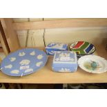 MIXED LOT COMPRISING WEDGWOOD JASPERWARE AND OTHER CERAMICS TO INCLUDE DECORATED PLATE, TRINKET