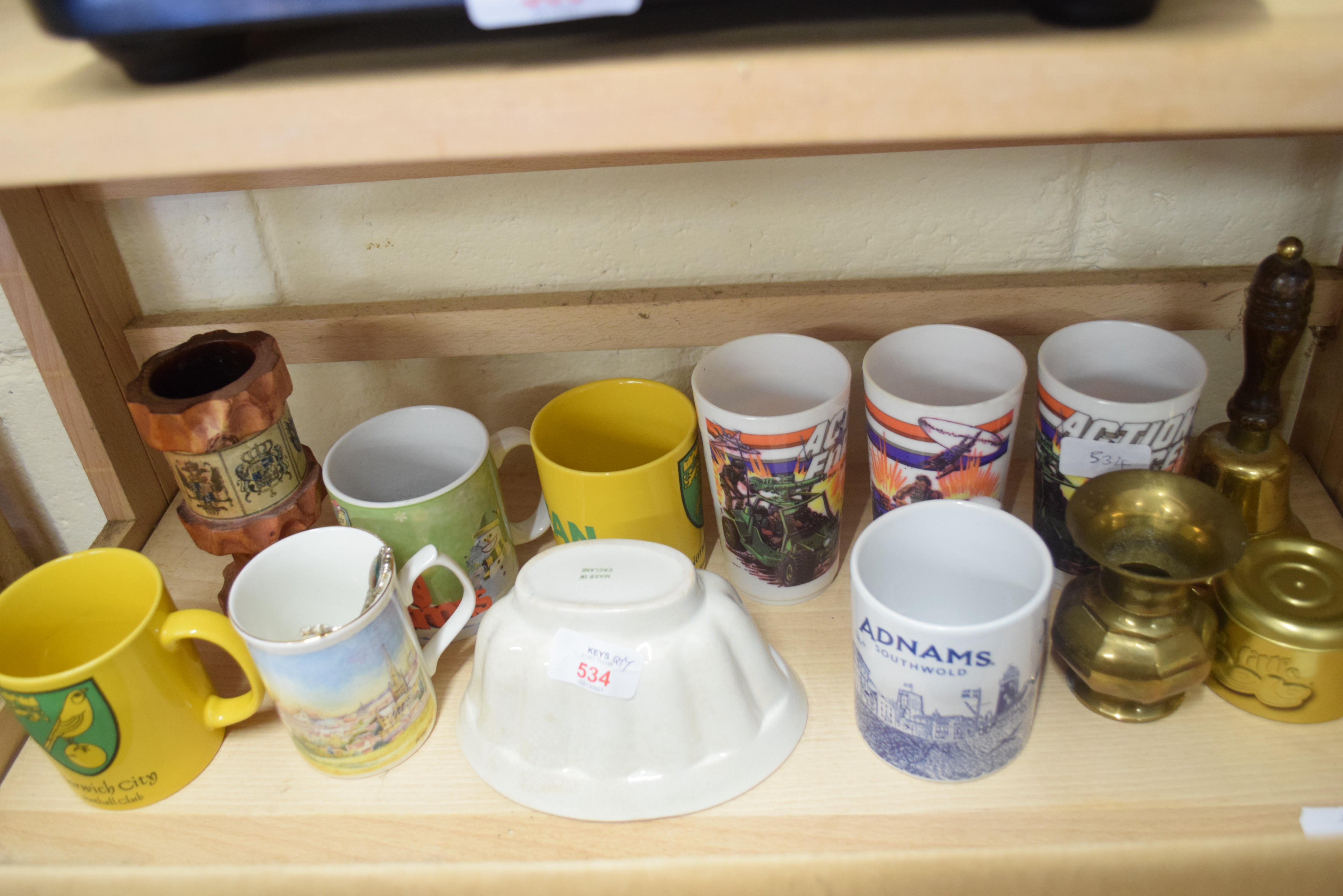 MIXED LOT OF ITEMS TO INCLUDE NORWICH CITY MUGS, VINTAGE JELLY MOULD, BRASS BELL ETC