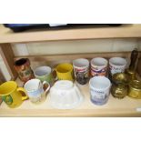 MIXED LOT OF ITEMS TO INCLUDE NORWICH CITY MUGS, VINTAGE JELLY MOULD, BRASS BELL ETC