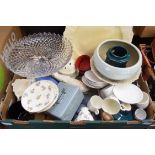 BOX OF MIXED CHINA WARES TO INCLUDE FLORAL DECORATED TEA WARES, EDWARDIAN TAZZA, GLASS TAZZA AND A