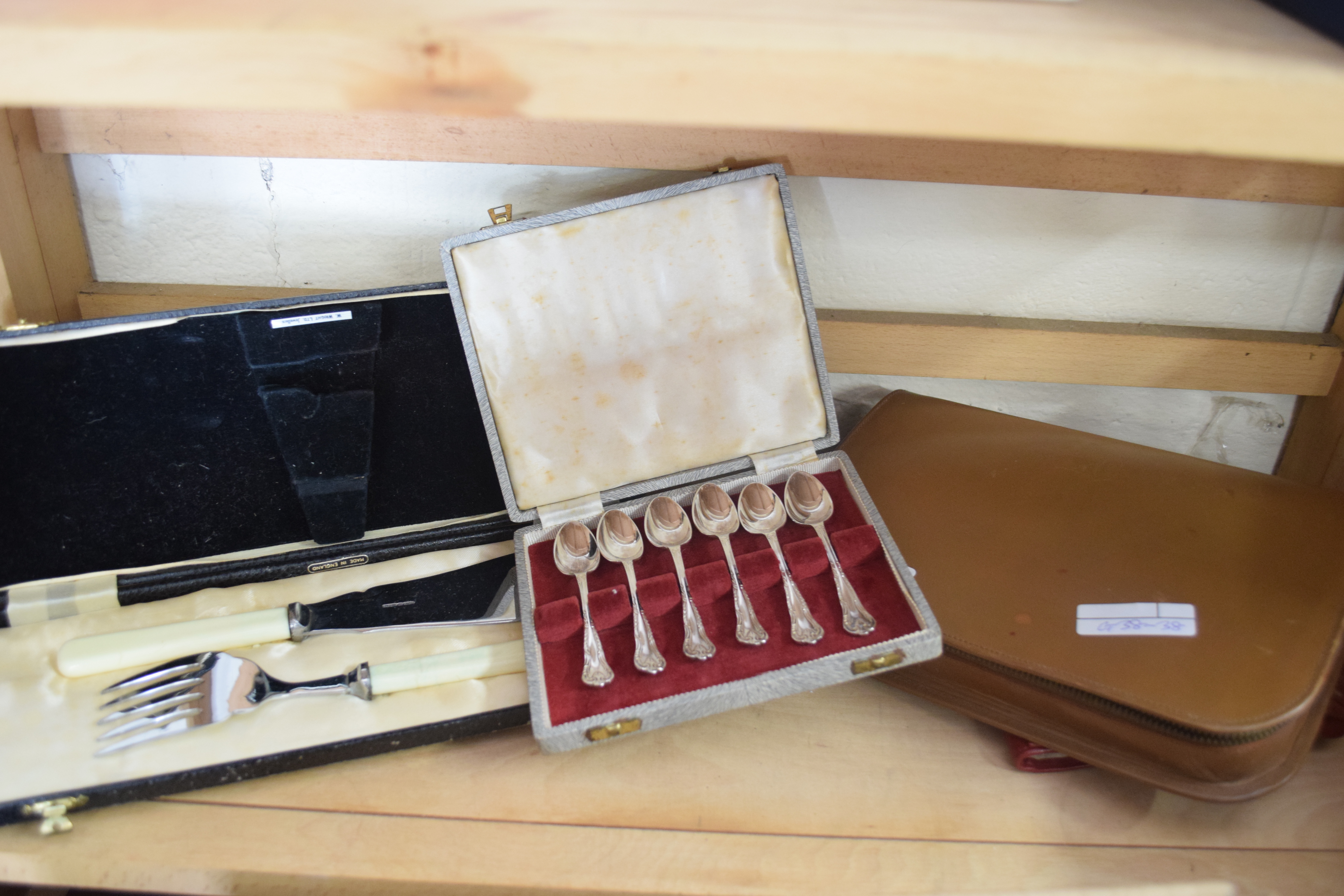 MIXED LOT COMPRISING CASED FISH SERVERS, CASED TEA SPOONS, TRAVELLING VANITY SET ETC