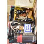 BOX OF MIXED WARES TO INCLUDE CORKSCREWS, DECANTER STOPPERS ETC