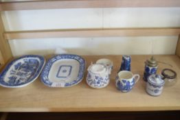 MIXED LOT: VARIOUS BLUE AND WHITE CHINA WARES TO INCLUDE WEDGWOOD WILLOW PATTERN TUREEN ETC