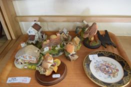 TRAY OF MIXED ITEMS TO INCLUDE MEMORY LANE COTTAGES, MODEL BIRDS, ROYAL COMMEMORATIVE PIN DISH ETC