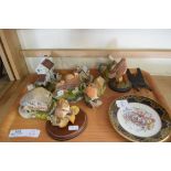 TRAY OF MIXED ITEMS TO INCLUDE MEMORY LANE COTTAGES, MODEL BIRDS, ROYAL COMMEMORATIVE PIN DISH ETC