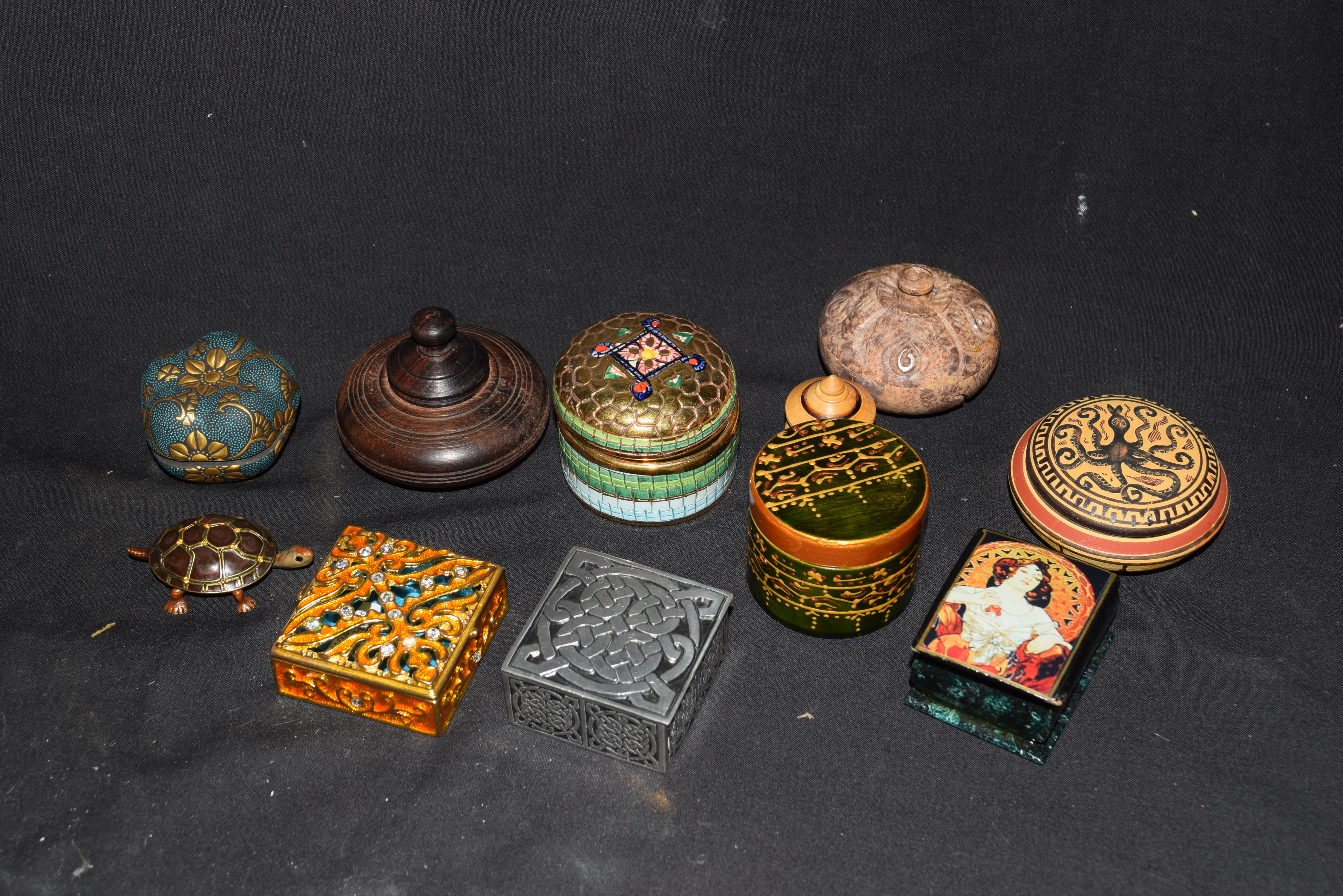 Mixed lot comprising various small pill and trinket boxes to include polished stone examples, turned