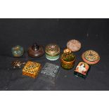 Mixed lot comprising various small pill and trinket boxes to include polished stone examples, turned