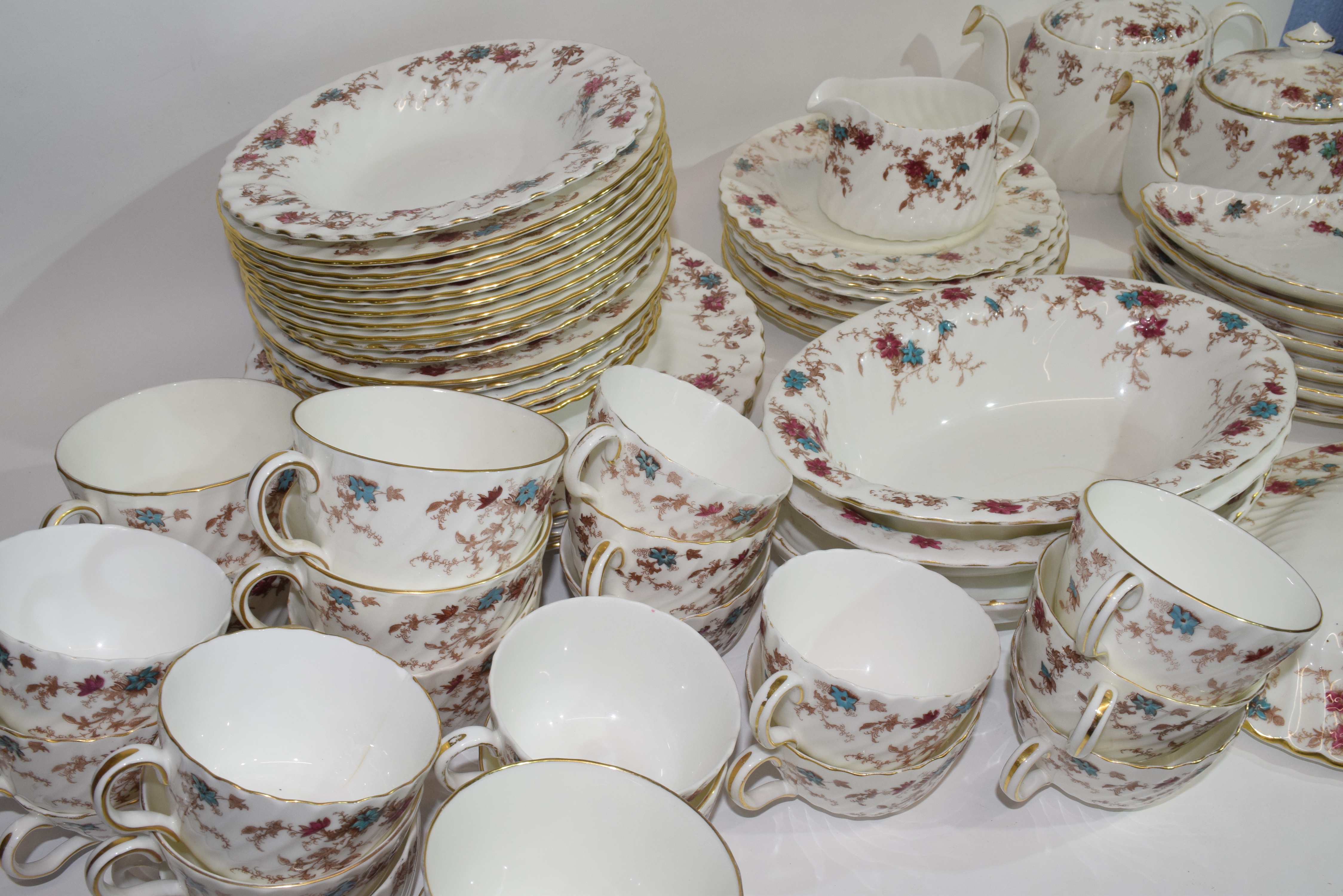 An extensive dinner service by Minton in the Ancestral pattern comprising several hundred pieces - Image 5 of 6