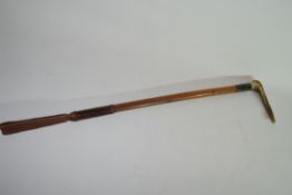 Antique riding crop with horn handle and silver collar, bearing London hallmarks, 68cm long