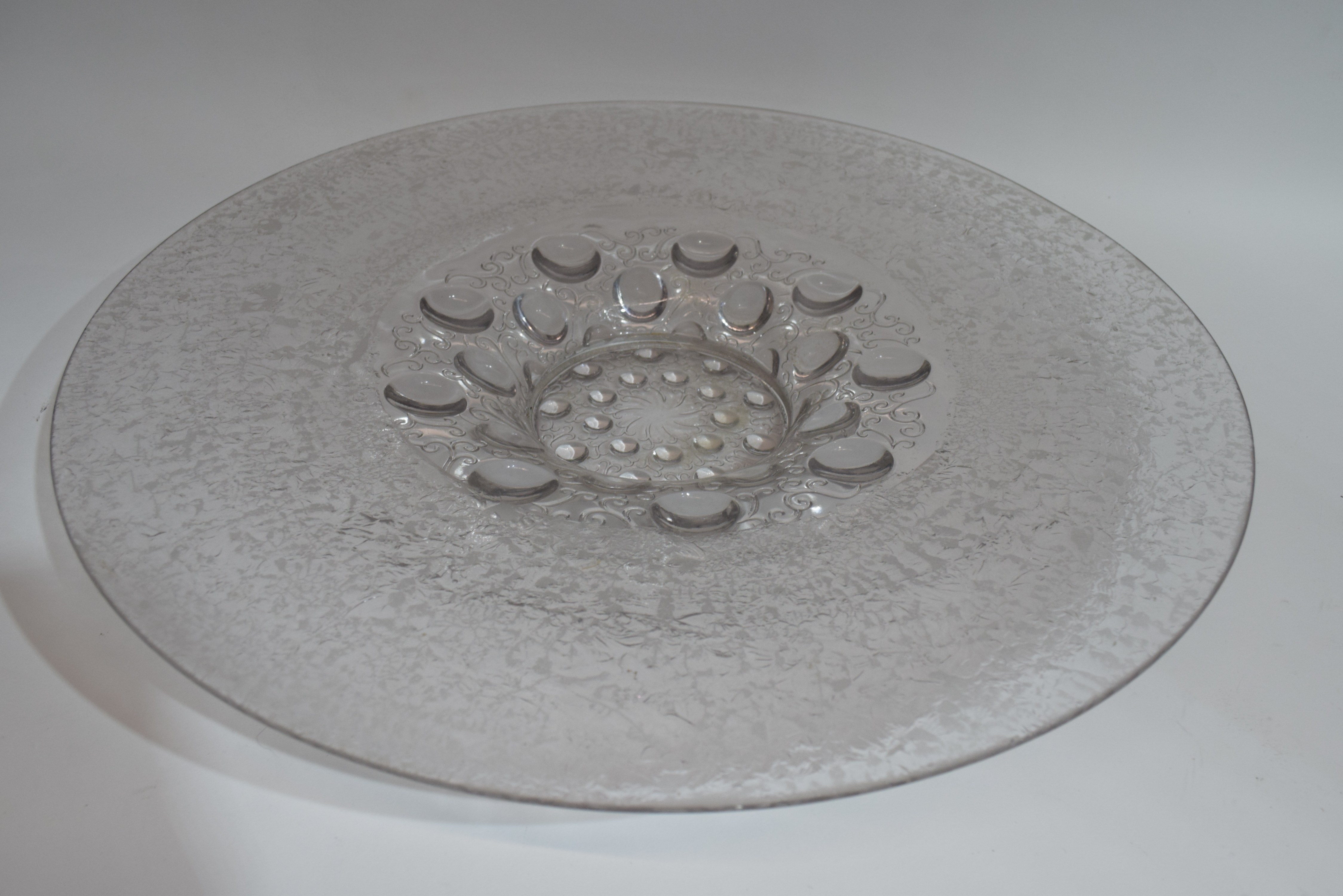 Large glass charger in Lalique style, the centre with bubbled design within a frosted glass