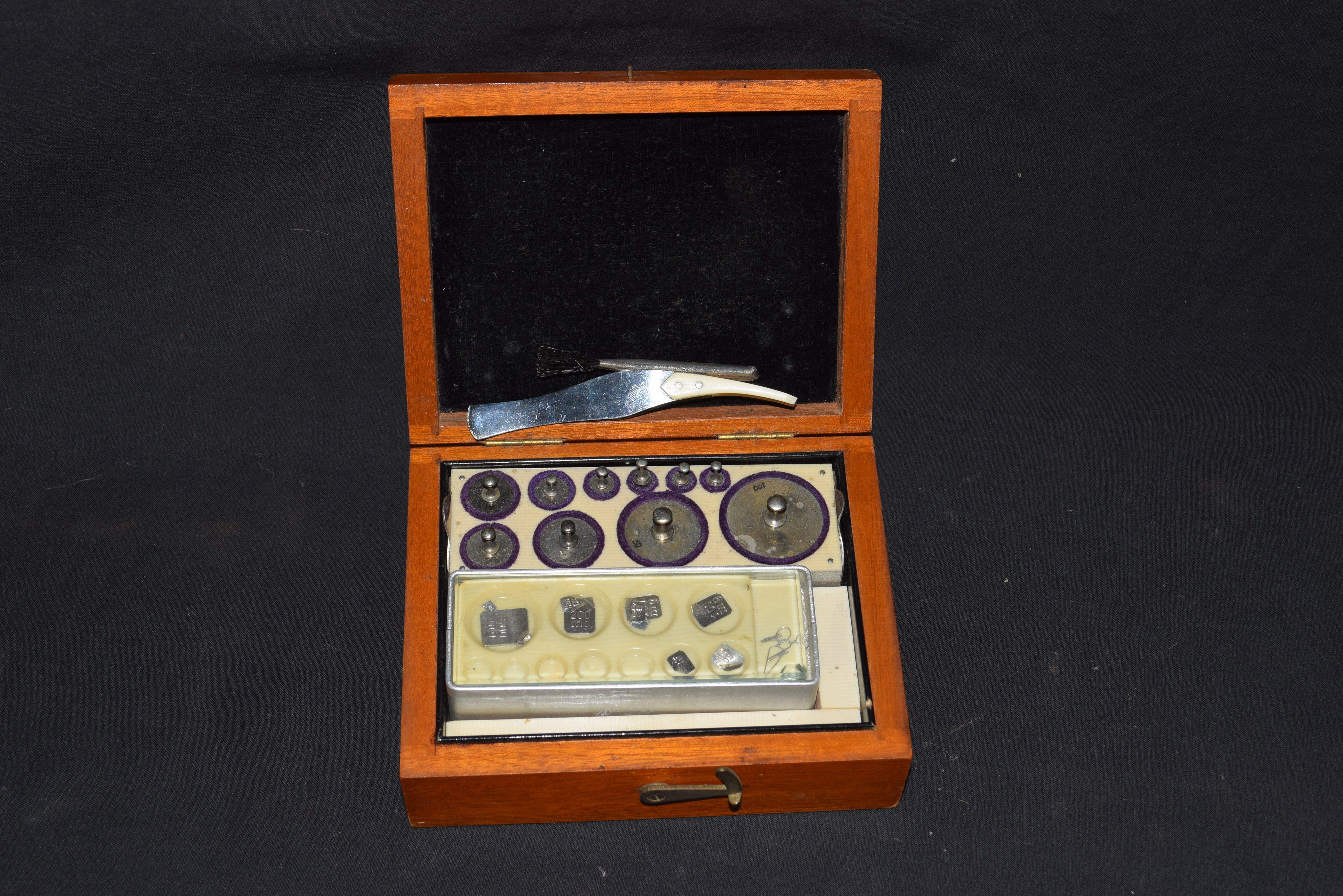 Small hardwood cased set of 20th century chemists weights and accompanying tweezers - Image 2 of 2