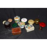 Mixed lot various pill and trinket boxes to include a polished malachite example, a polished onyx