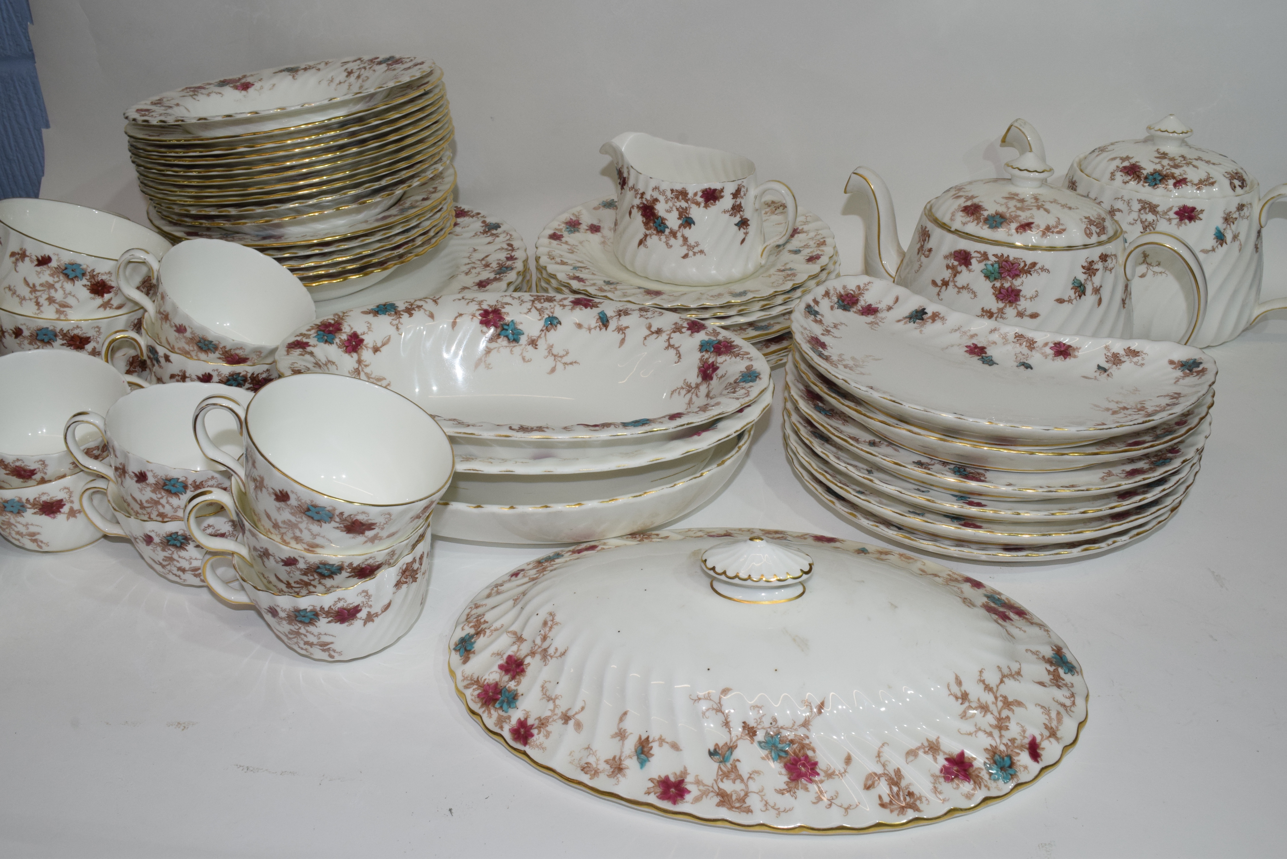 An extensive dinner service by Minton in the Ancestral pattern comprising several hundred pieces - Image 3 of 6