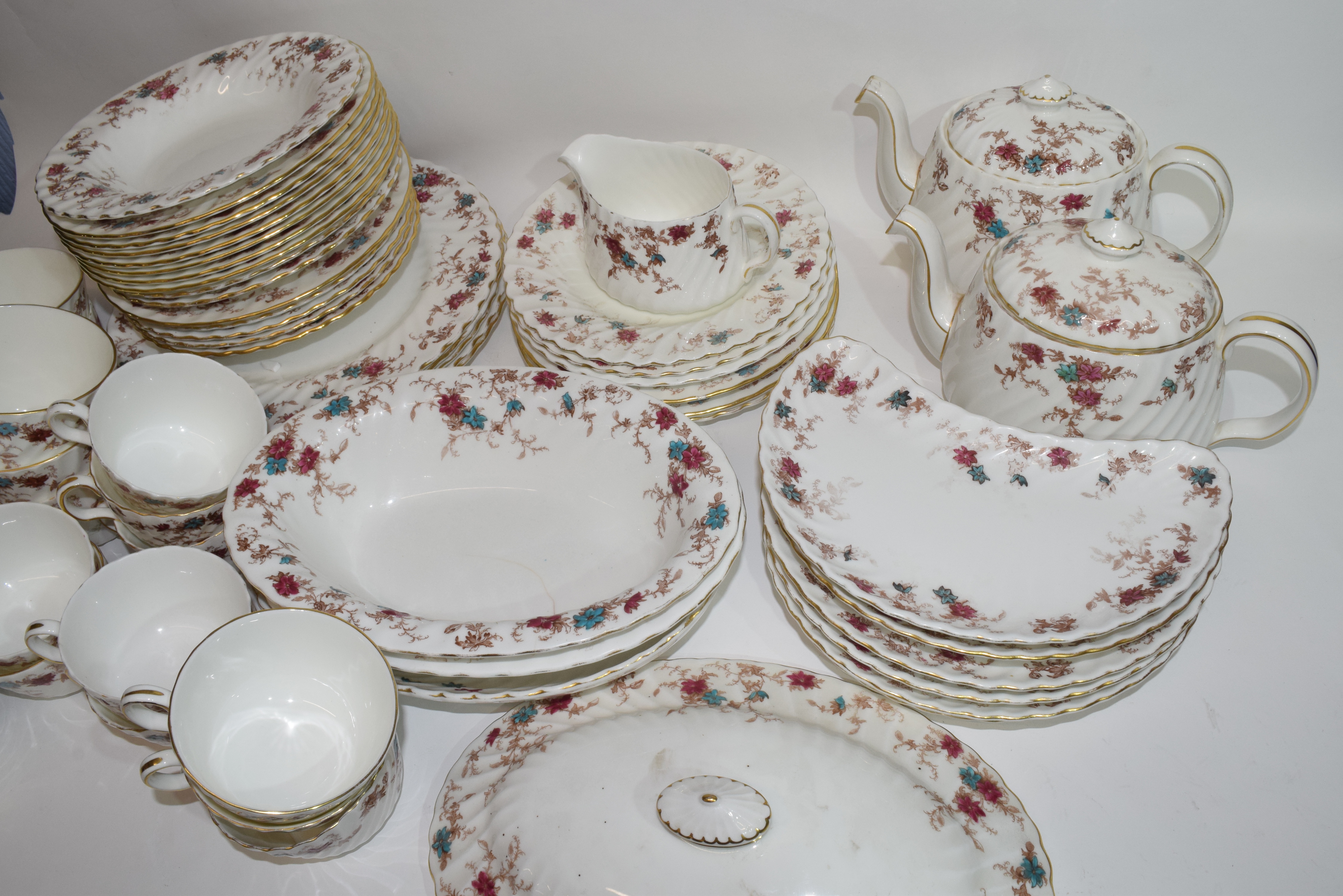 An extensive dinner service by Minton in the Ancestral pattern comprising several hundred pieces - Image 4 of 6