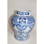 Large Chinese porcelain jar decorated with a blue and white design in Kangxi style, 33cm high