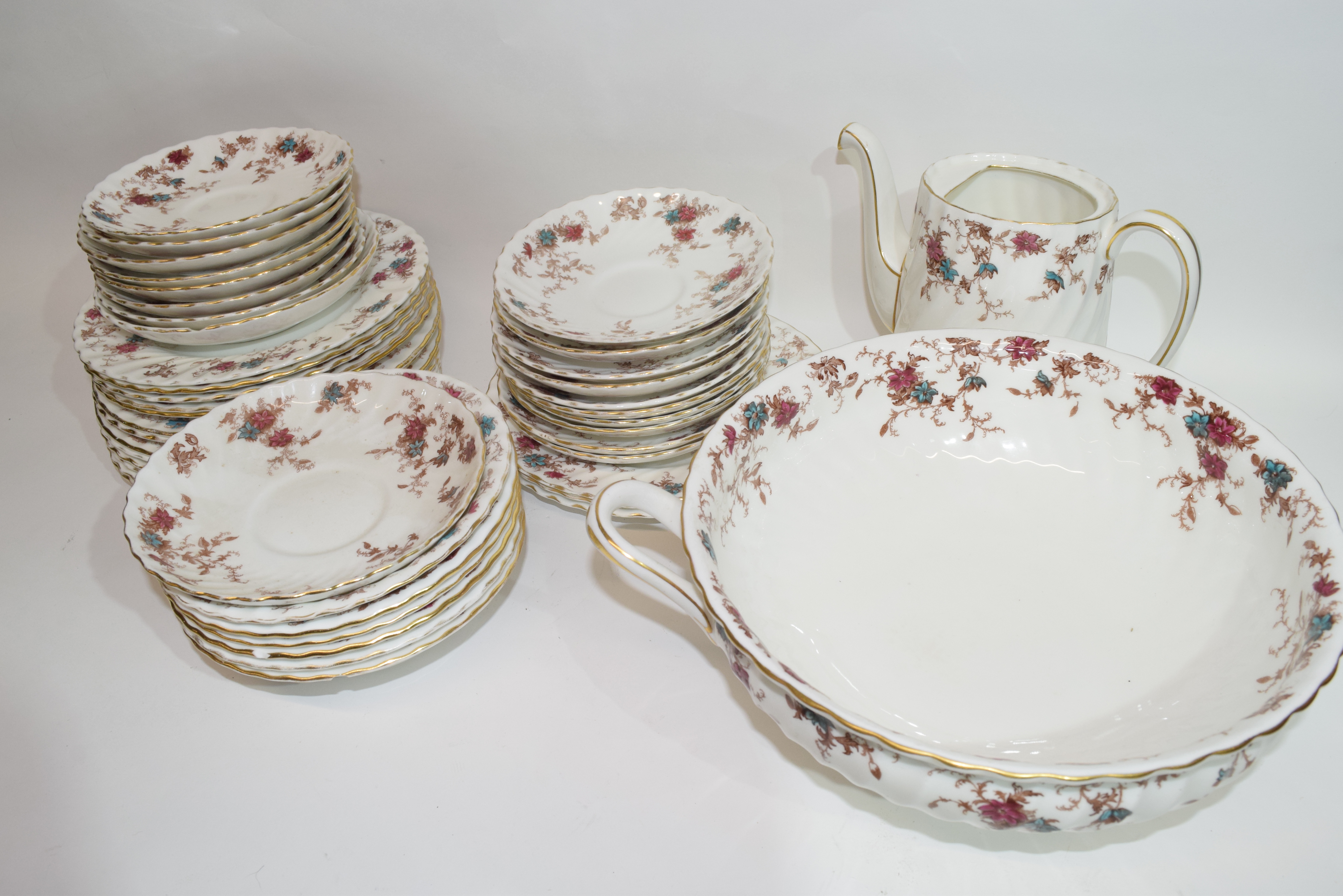 An extensive dinner service by Minton in the Ancestral pattern comprising several hundred pieces - Image 6 of 6