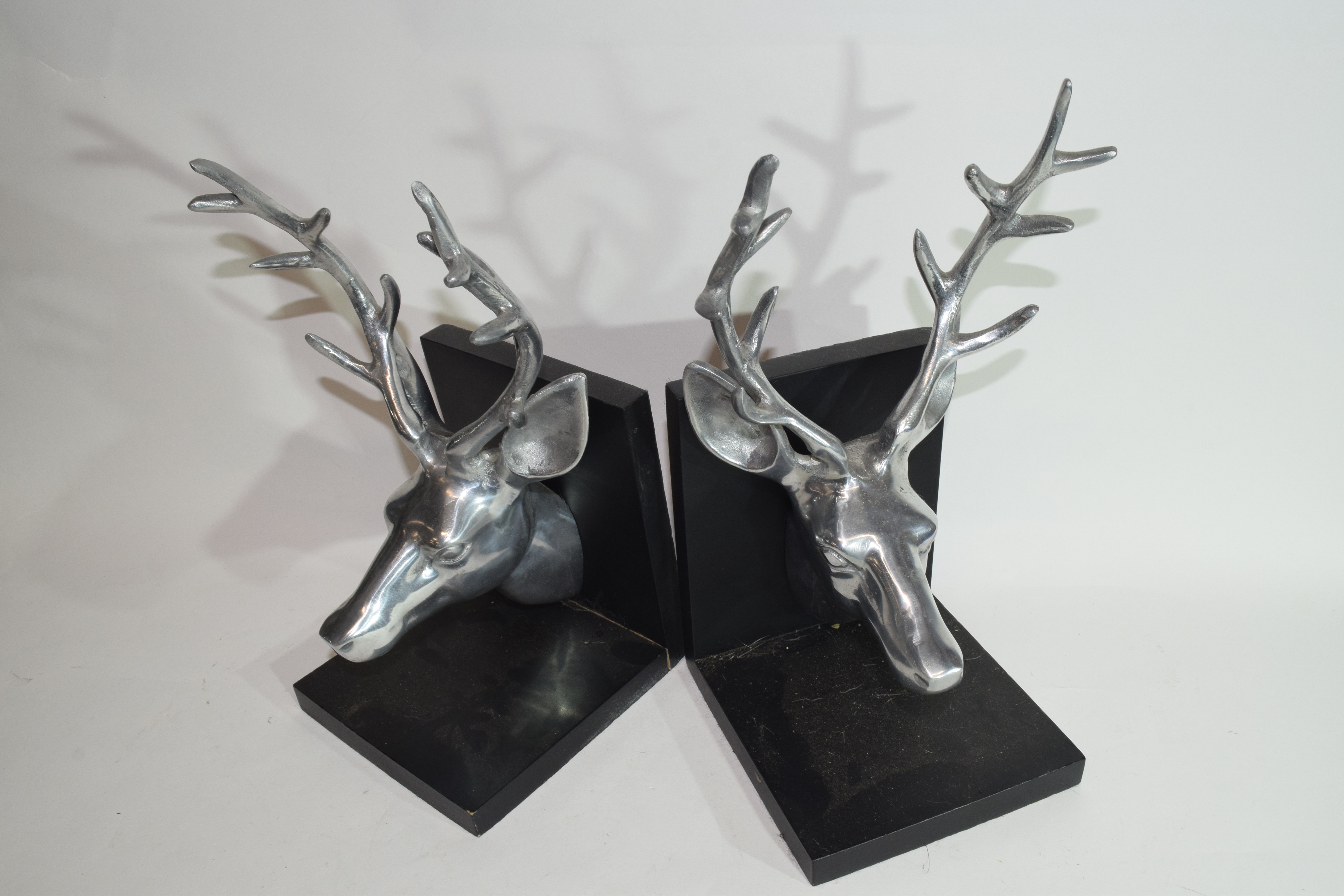 Pair of book ends both modelled with heads of stags in white metal - Bild 2 aus 2