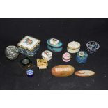 Mixed lot comprising various small pill and trinket boxes to include floral porcelain examples, plus