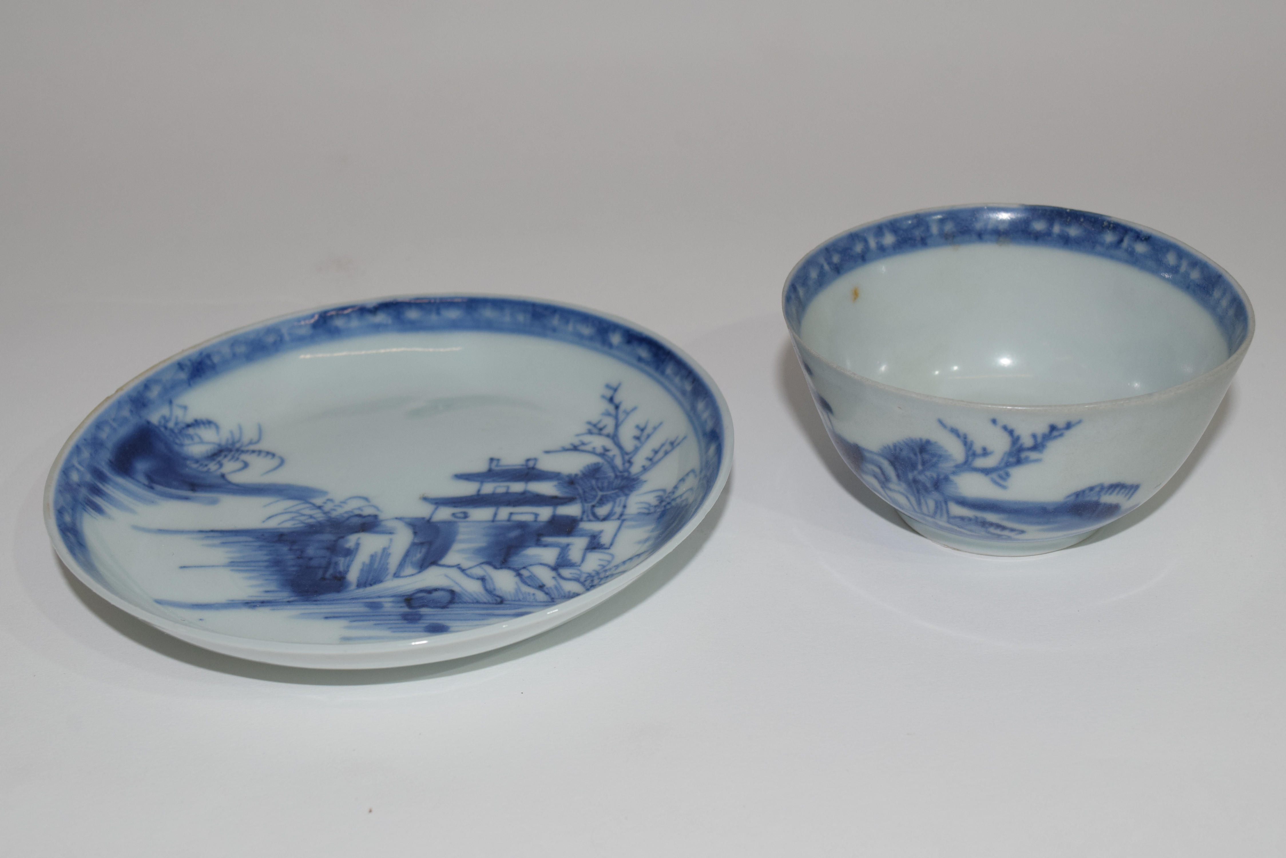 Nanking cargo blue and white tea bowl and saucer with sticker to base - Bild 2 aus 2