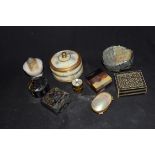 Mixed lot comprising small pill and trinket boxes to include mother of pearl mounted examples,