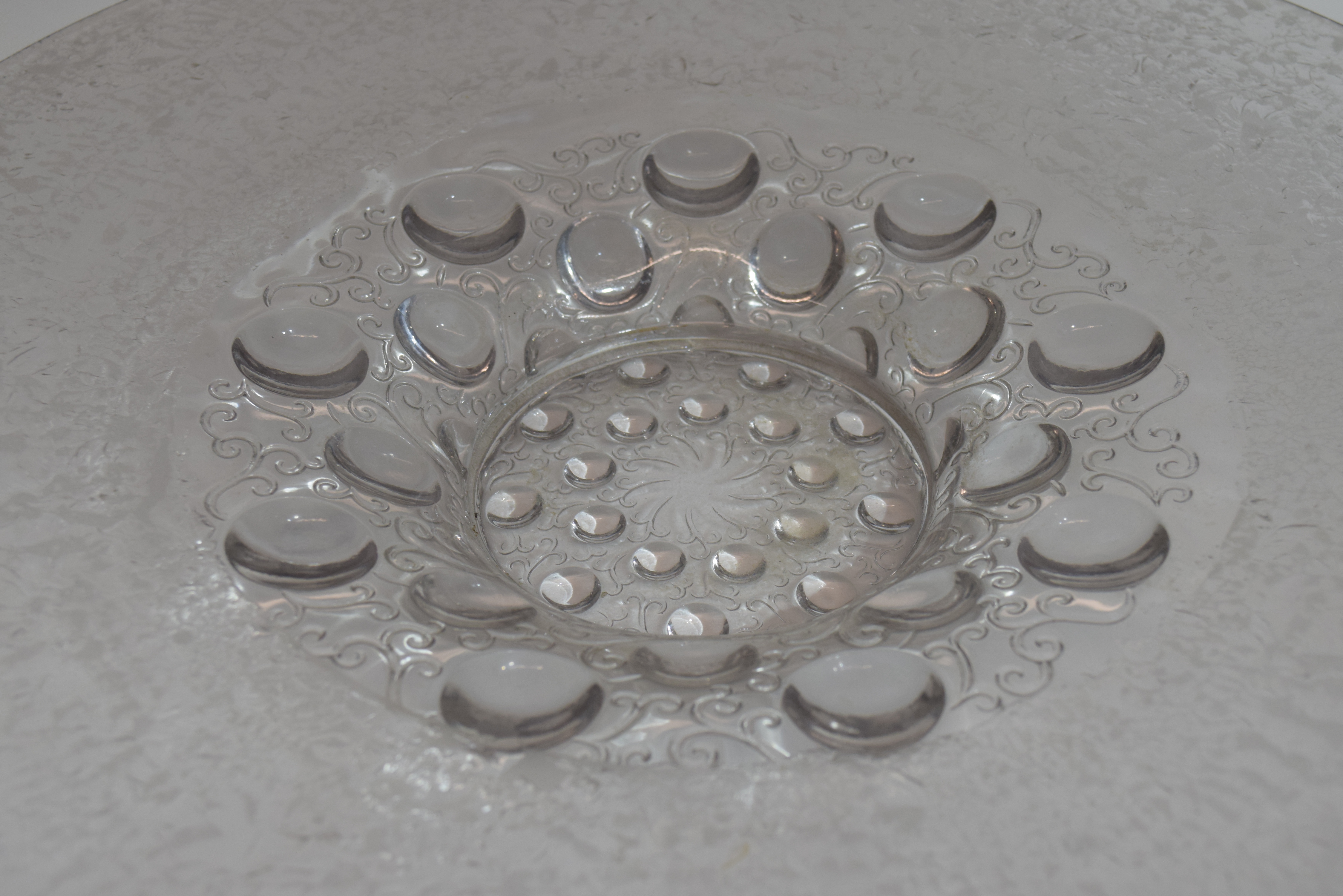 Large glass charger in Lalique style, the centre with bubbled design within a frosted glass - Image 2 of 2