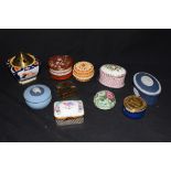 Mixed lot comprising various small trinket boxes to include Wedgwood jasperware and several hand