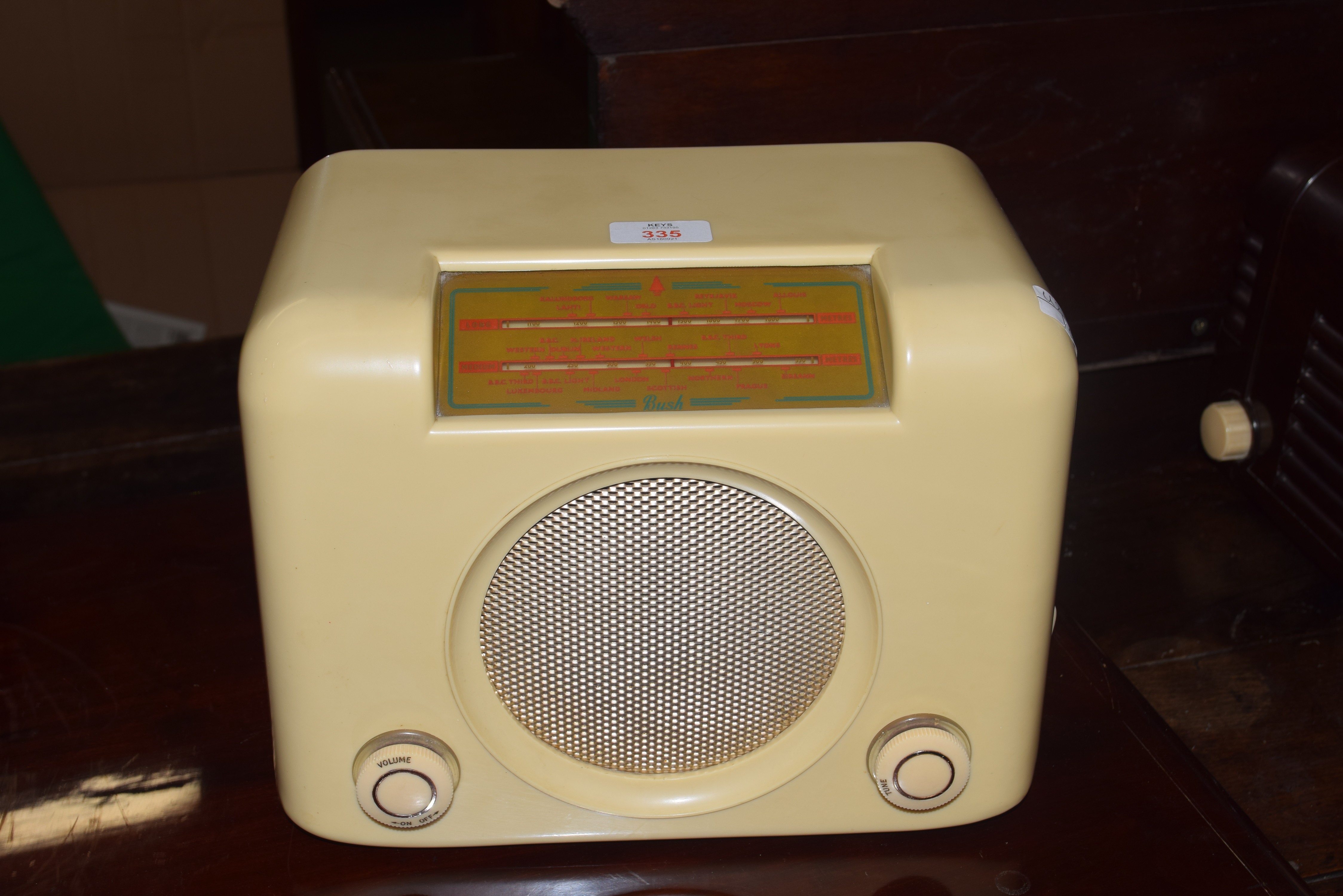 Bush DAC 90A cream Bakelite cased radio, 30cm wide