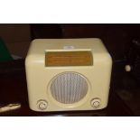 Bush DAC 90A cream Bakelite cased radio, 30cm wide
