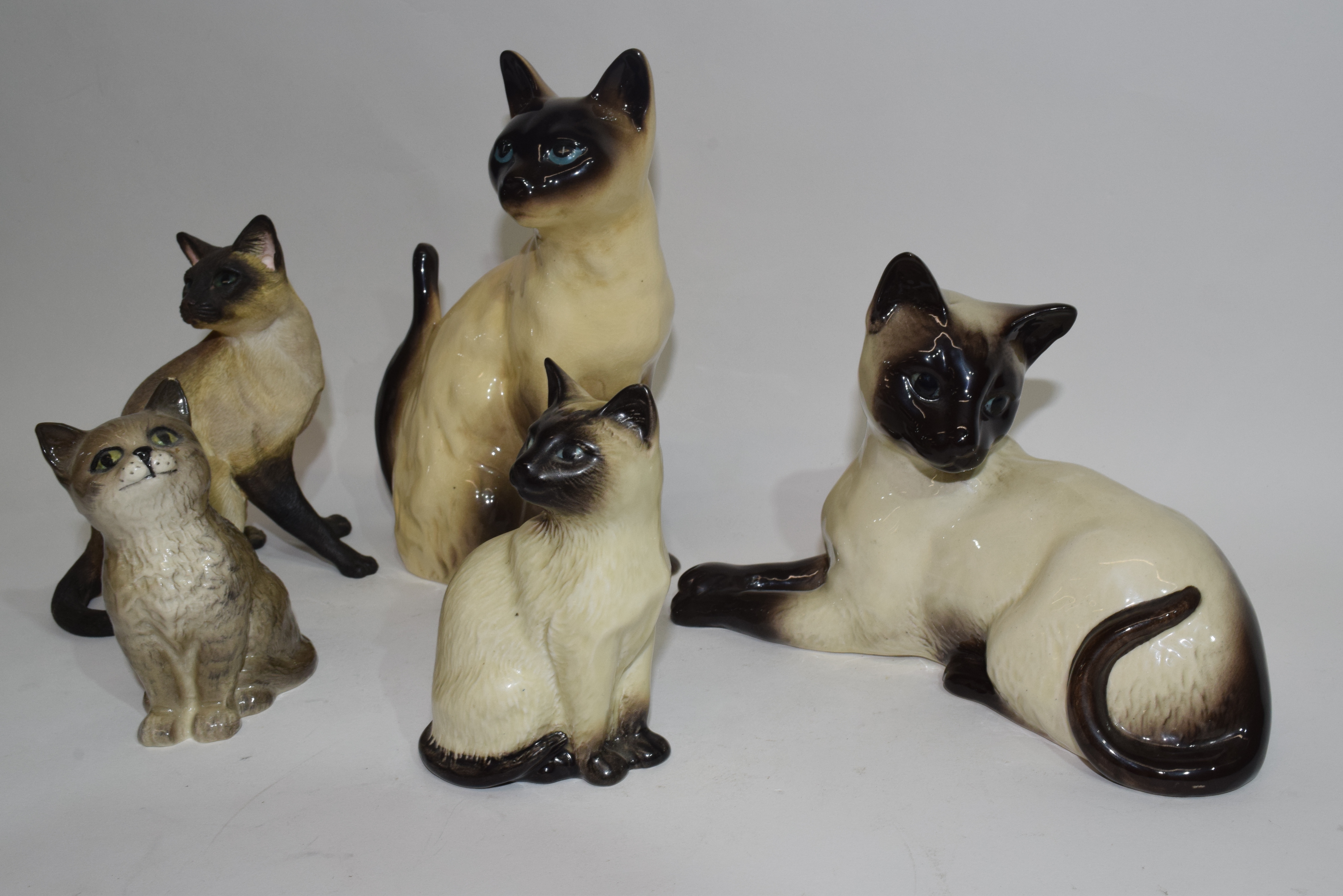 Group of ceramic models of cats by Beswick and others, mainly Siamese (qty) - Image 2 of 2