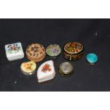 Mixed lot of small pill boxes and trinket boxes, to include black lacquered finish example,