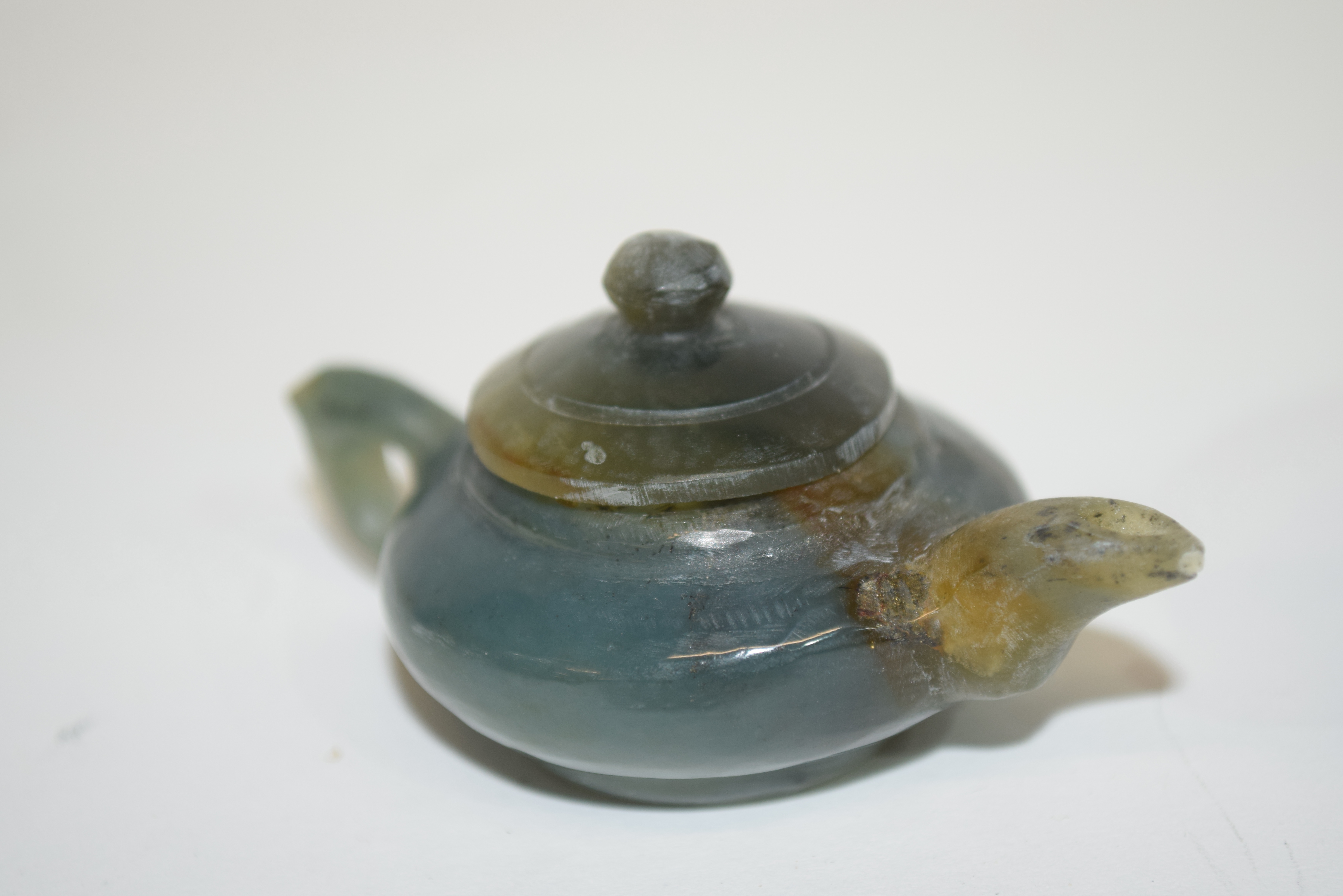 Small boxed miniature jadeite tea pot and further small model of a pig (2) - Image 2 of 3