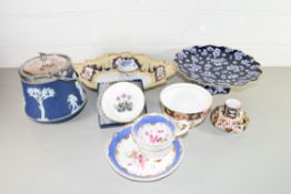 BOX OF MIXED ITEMS TO INCLUDE SMALL DERBY IMARI DECORATED VASE, A WEDGWOOD JASPERWARE BISCUIT