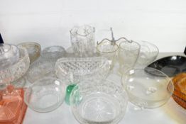 LARGE MIXED LOT OF 20TH CENTURY COLOURED AND CLEAR GLASS WARES TO INCLUDE VARIOUS BOWLS, DRESSING