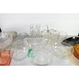 LARGE MIXED LOT OF 20TH CENTURY COLOURED AND CLEAR GLASS WARES TO INCLUDE VARIOUS BOWLS, DRESSING