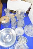 MIXED LOT OF CLEAR GLASS WARES TO INCLUDE BOWLS, DRINKING GLASSES, VASES ETC