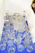 MIXED LOT OF CLEAR GLASS WARES TO INCLUDE HORS D'OEUVRES DISH, DRINKING GLASSES, TANKARD, BOWLS ETC