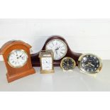 MIXED LOT OF FIVE VARIOUS ASSORTED 20TH CENTURY MANTEL AND BEDSIDE CLOCKS TO INCLUDE A BRASS CASED