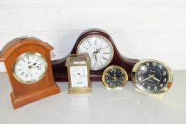 MIXED LOT OF FIVE VARIOUS ASSORTED 20TH CENTURY MANTEL AND BEDSIDE CLOCKS TO INCLUDE A BRASS CASED